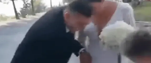 Mlada i mladoženja u problemima sa skakavcem