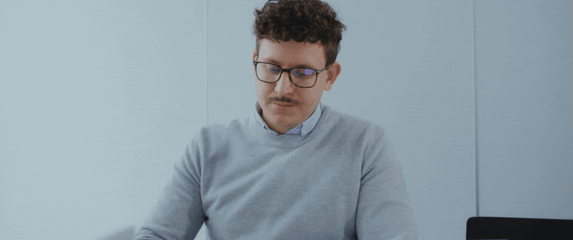 Muškarac koji rješava kviz na mobitelu