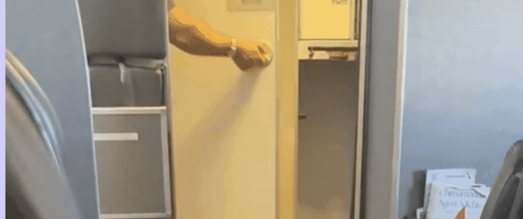 Muškarac kako izlazi iz WC u zrakoplovu