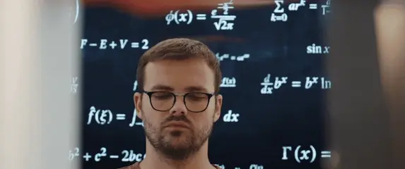 Muškarac koji razmišlja uz matematičke simbole u pozadini