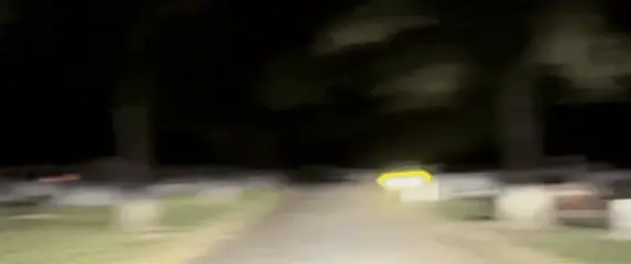 Tesla u noćnoj vožnji grobljem