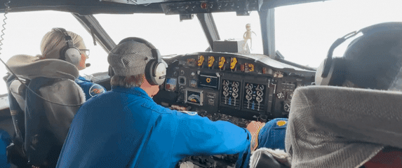 Znanstvenici u kokpitu aviona pri istraživanju uragana Melissa