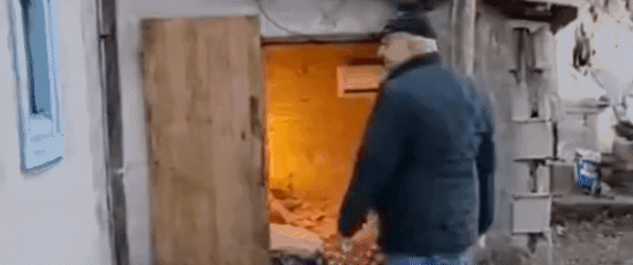 Muškarac koji pokazuje jedan smještaj svinja u Srbiji