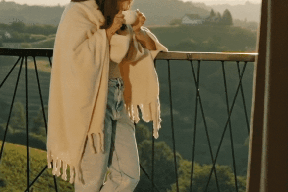 Žena uživa pod dekom