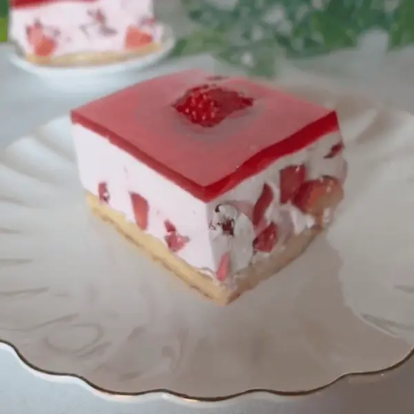 Kolač s jagodama i jogurtom