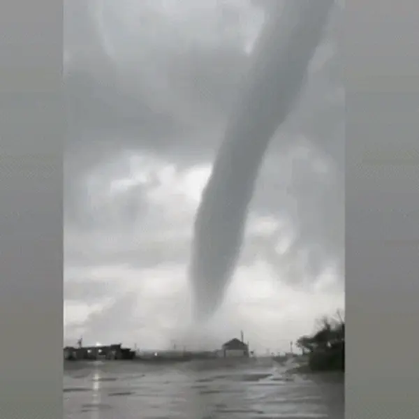 Snažna oluja poharala Long Island: Tornado uništavao sve pred sobom