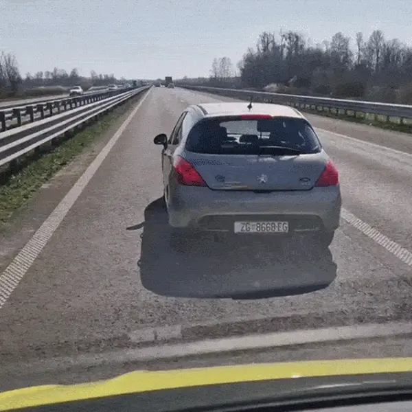 Vozač na autocesti gotovo 90 sekundi nije propuštao vozilo Hitne pomoći