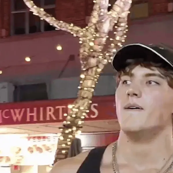 Influencer razotkriven u prijenosu uživo nakon što mu je ukradena kapa