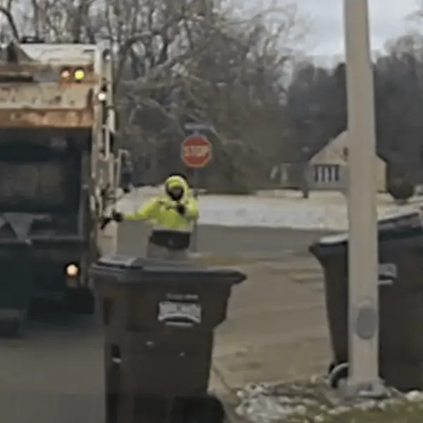 Smetlar pronašao osumnjičenika skrivenog u kanti za smeće, a snimka je postala hit
