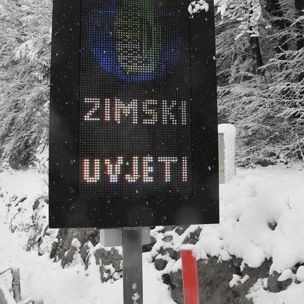 Stigla velika promjena vremena: Snijeg zatrpao autocestu, neka vozila ne mogu prema moru