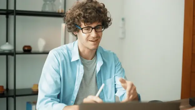 Muškarac koji rješava kviz na kompjutoru