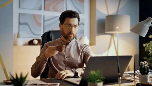 Razmišljanje uz kompjutor i kavu