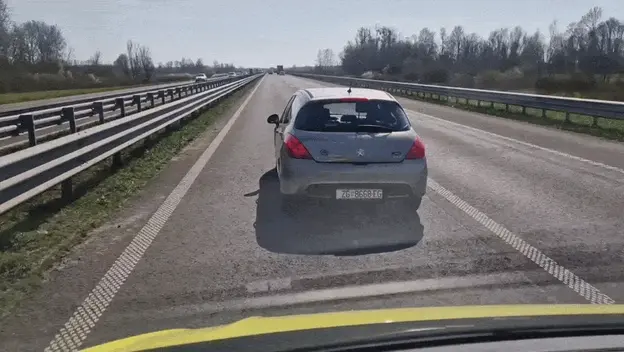 Vožnja lijevom trakom ispred kola Hitne pomoći