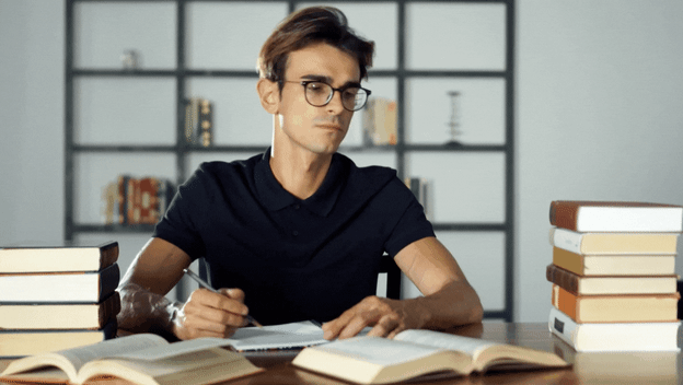 Muškarac koji vodi bilješke dok uči