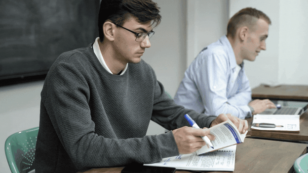 Muškarci koji razmišljaju i istražuju informacije