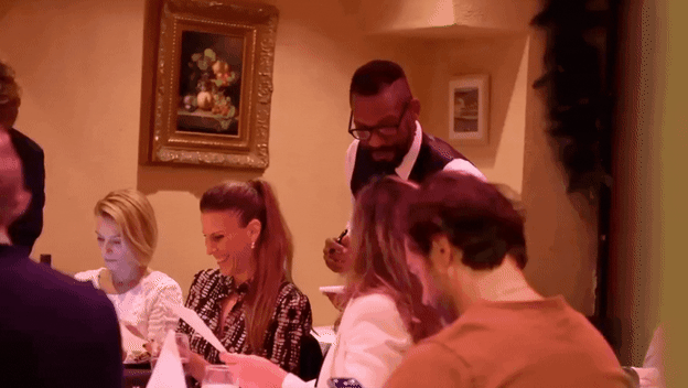 Konobar u SAD-u kako uzima narudžbe na hrvatskom