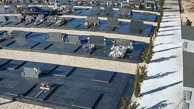 Muškarac vozio automobil po groblju