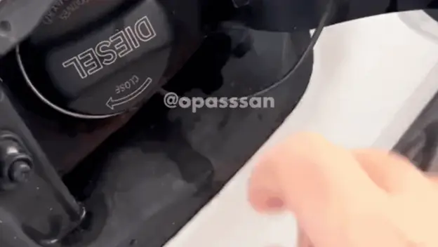 Žena koja toči gorivo na benzinskoj pumpi