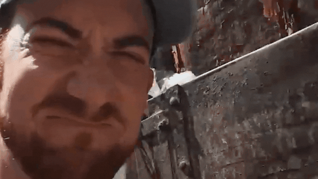 Svjetski putnik Drew Binsky okružen smećem