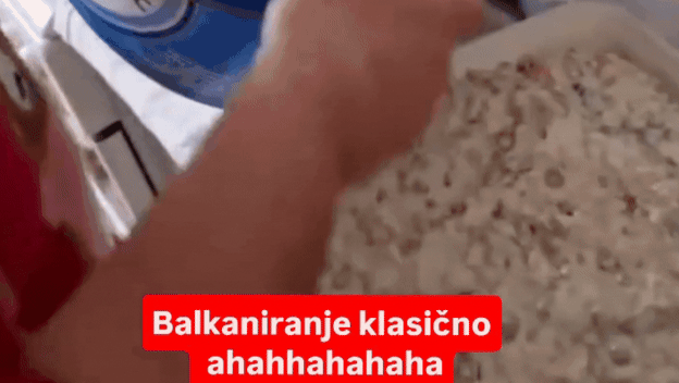 Francuska salata u staroj kanti boje