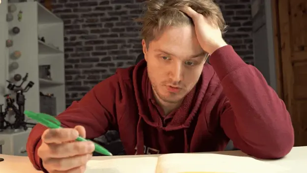 Učenje i čitanje za stolom uz razmišljanje