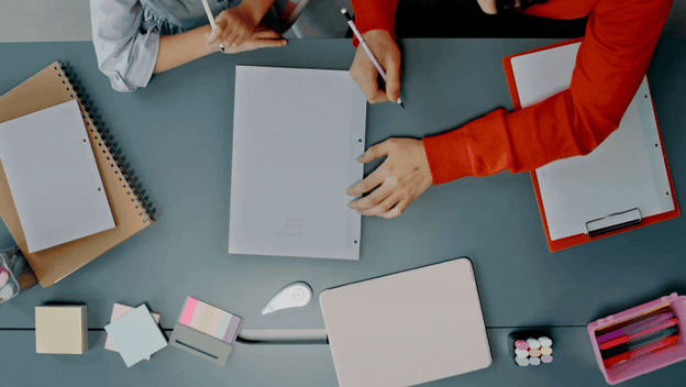 Pisanje i učenje u grupi za stolom