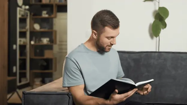 Stavljanje naočala i čitanje knjige