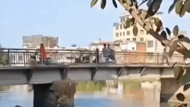 Otac bacio dijete s mosta u Kini