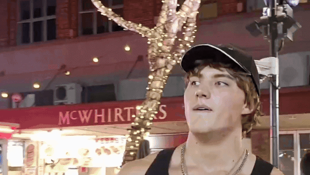 Influencer Androgenic u trenutku skidanje perike