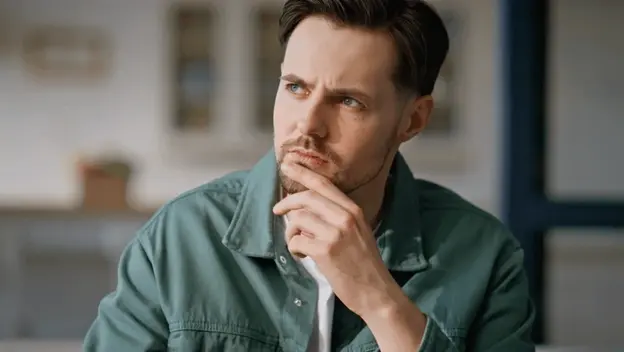 Muškarac koji gladi bradu i razmišlja