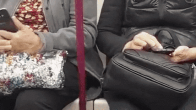 Starije žene u vlaku na mobitelima i mladić koji štrika