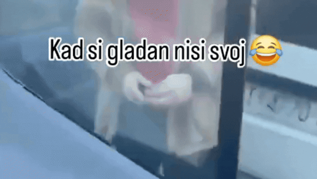 Pomoć kolegi na parkiralištu