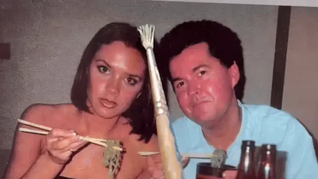 Umjetnica kako uklanja osobe s fotografije