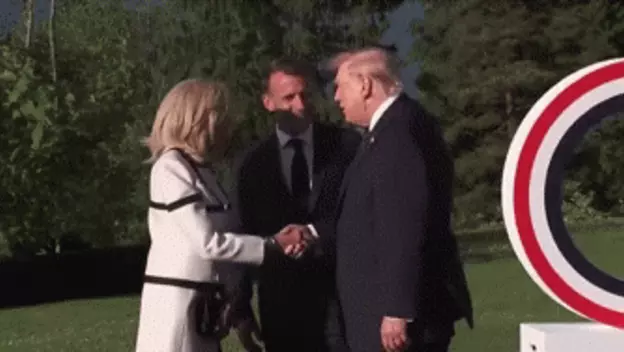 Rukuju se Brigitte Macron i Donald Trump