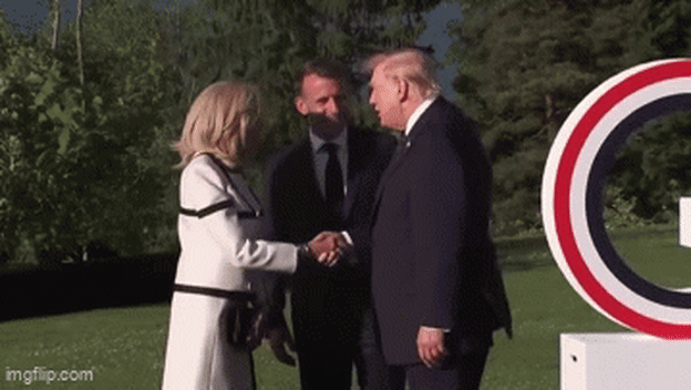 Rukuju se Brigitte Macron i Donald Trump