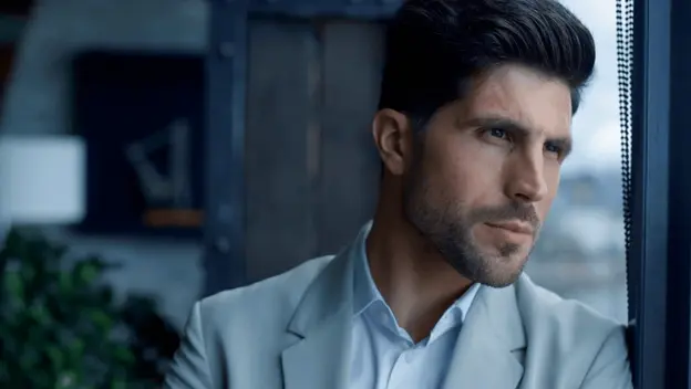 Razmišljanje i gledanje kroz prozor