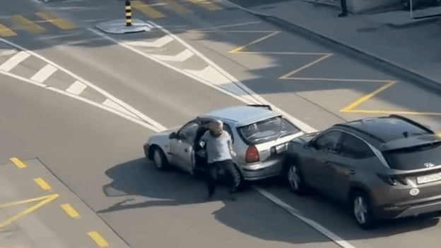 Neobična prometna nesreća i bijeg