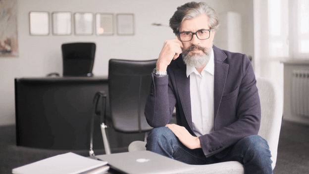 Mudrac s bradom koji razmišlja