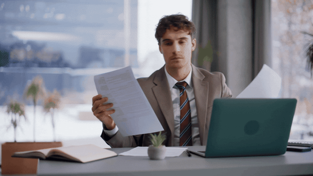 Gledanje papira i donošenje odluke pred računalom