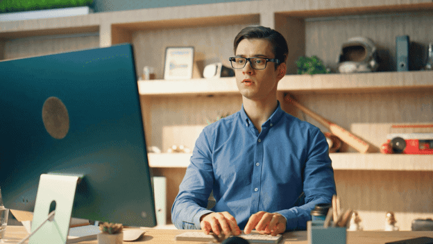 Tipkanje i razmišljanje pred kompjutorom