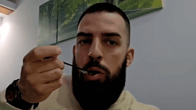 Trener koji reagira na bizaran obrok