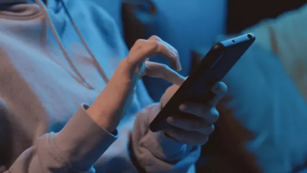 Osoba koja rješava kviz na mobitelu