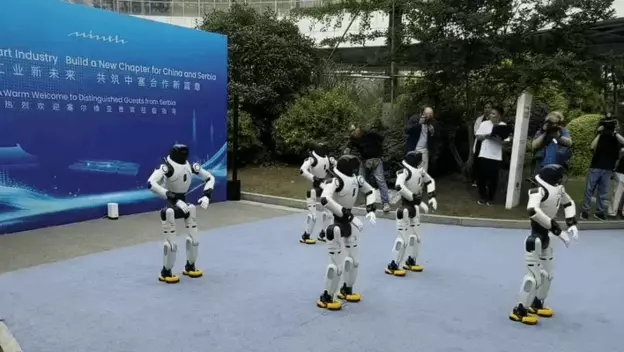 Roboti koji su dočekali Vučića u Kini