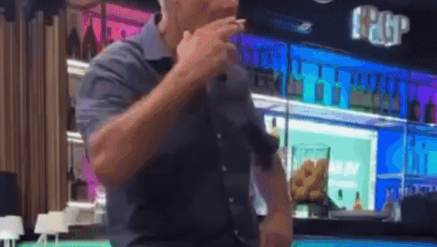 Muškarac koji u kafiću pokazuje trikove s cigaretom