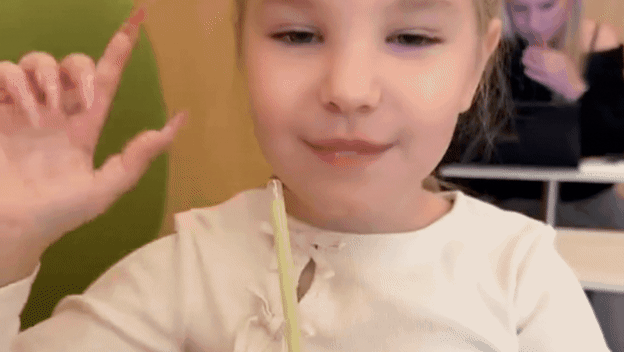 Djevojčica s umjetnim noktima