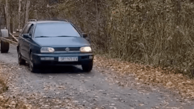 Bizarna prikolica automobila na šumskom putu