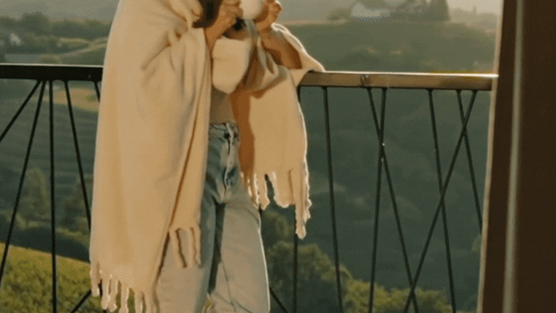 Žena uživa pod dekom