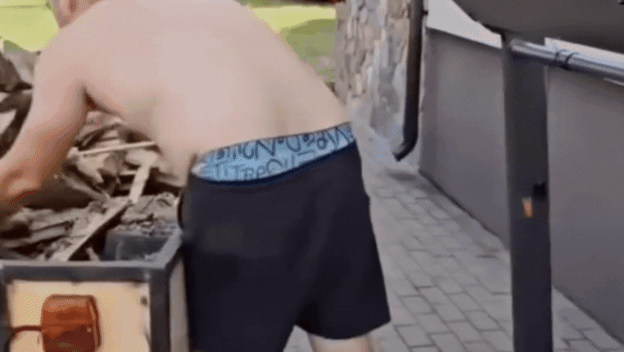 Muškarac pri modernom načinu istovara drva