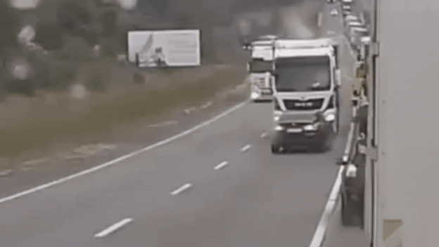 Bahati vozač u pokušaju prestizanja kolone