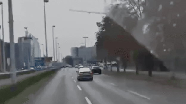 Automobil u Zagrebu s namještajem na krovu i u prtljažniku